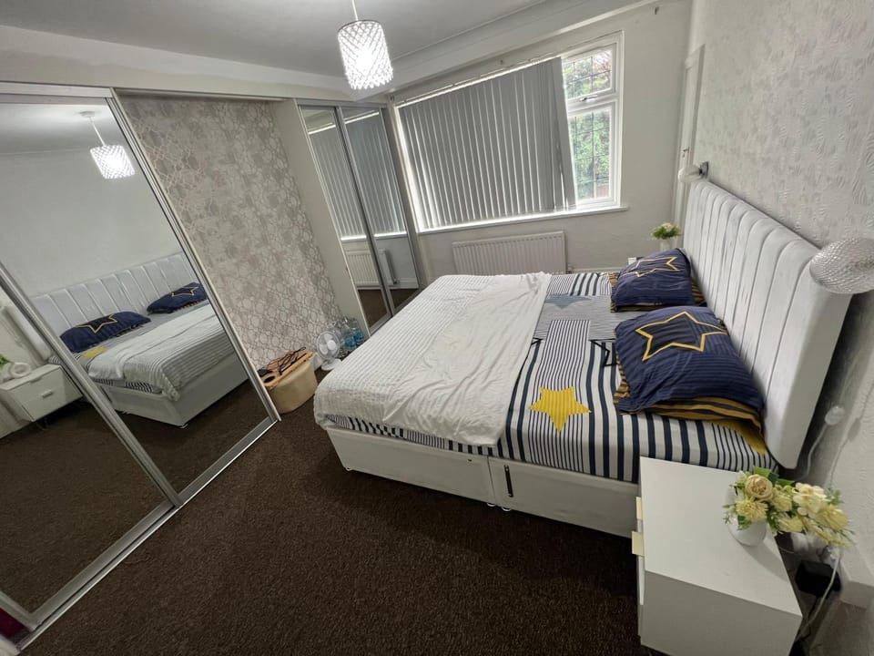 A stunning newly refurbished 5 bed Hatch End house House in Pinner