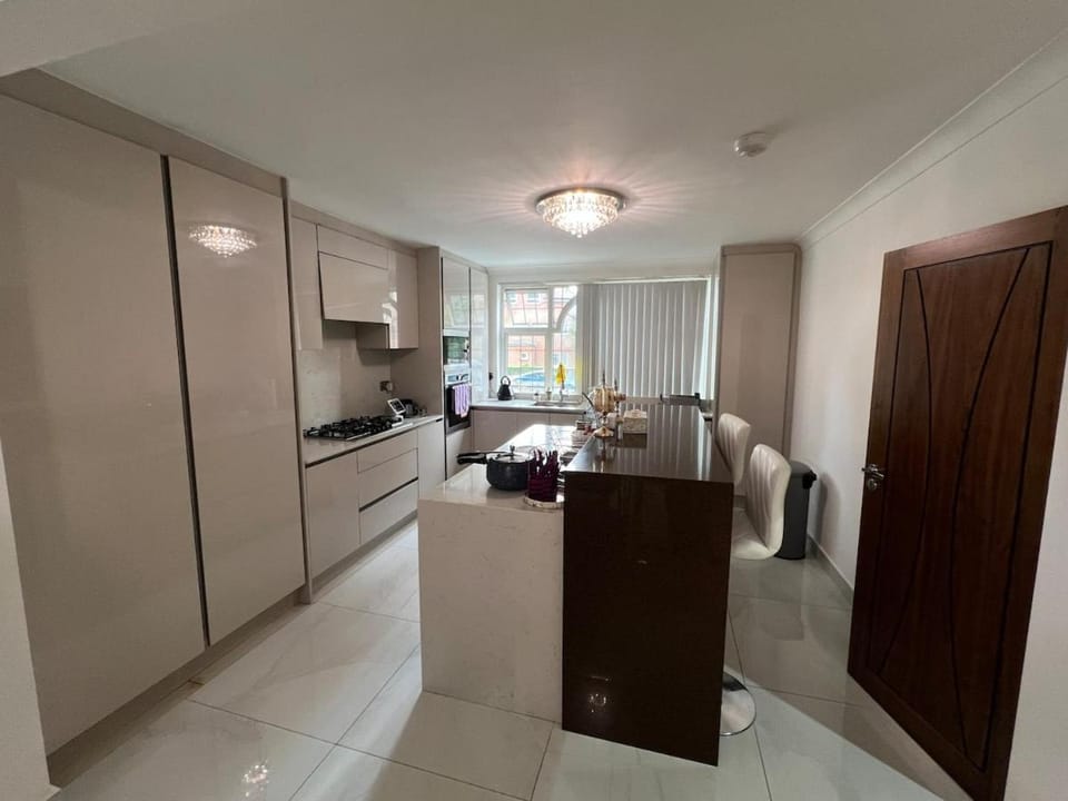 A stunning newly refurbished 5 bed Hatch End house House in Pinner