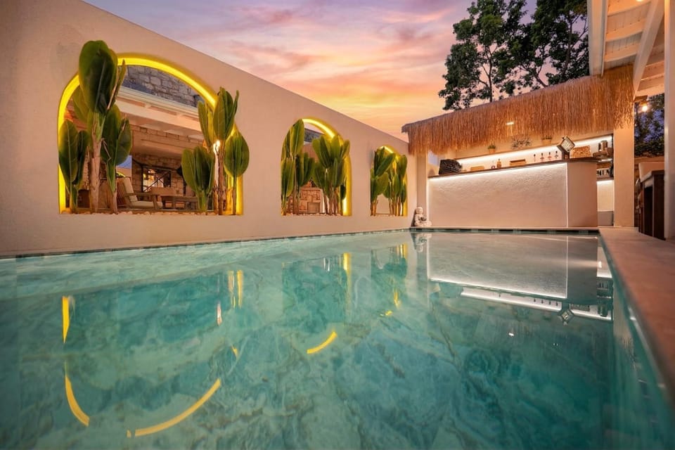Restaurant/places to eat, Pool view, Swimming pool