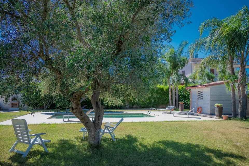 Property building, Spring, Day, Natural landscape, Garden, Garden view, Pool view, Swimming pool, sunbed