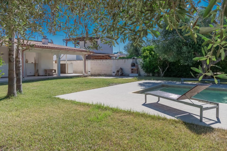 Property building, Patio, Spring, Day, BBQ facilities, Garden, Garden view, Pool view, Swimming pool, sunbed