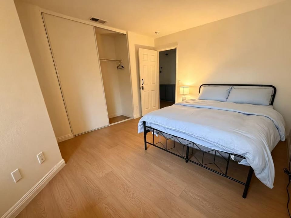 Photo of the whole room, Bedroom, wardrobe