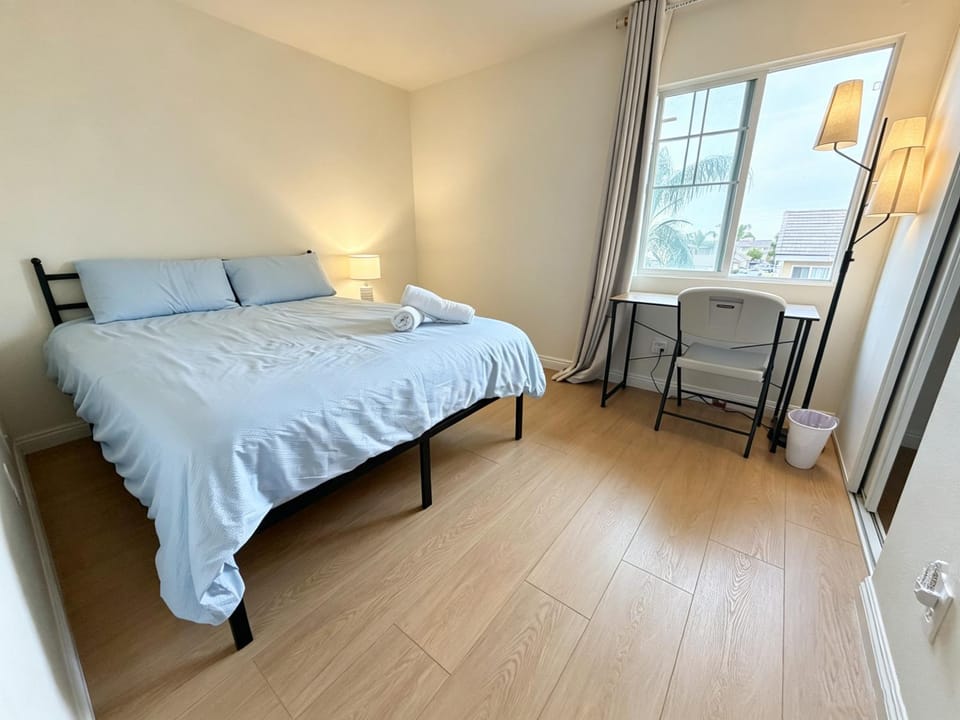 Photo of the whole room, Bedroom