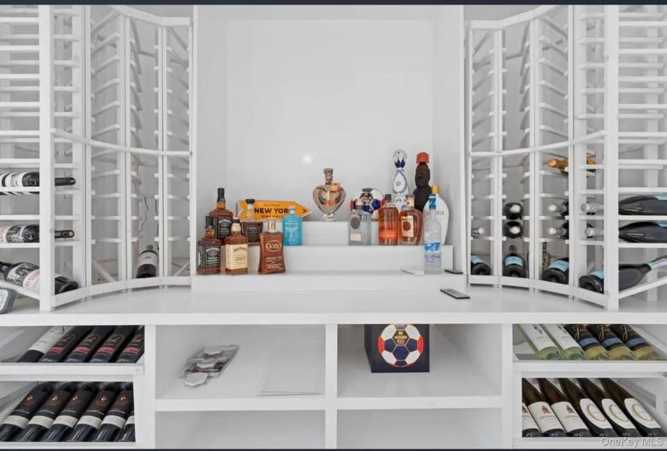East Hampton 5BR Luxury Home with Heated Pool, Sauna Wine Room Near Beaches Stay House in The Hamptons