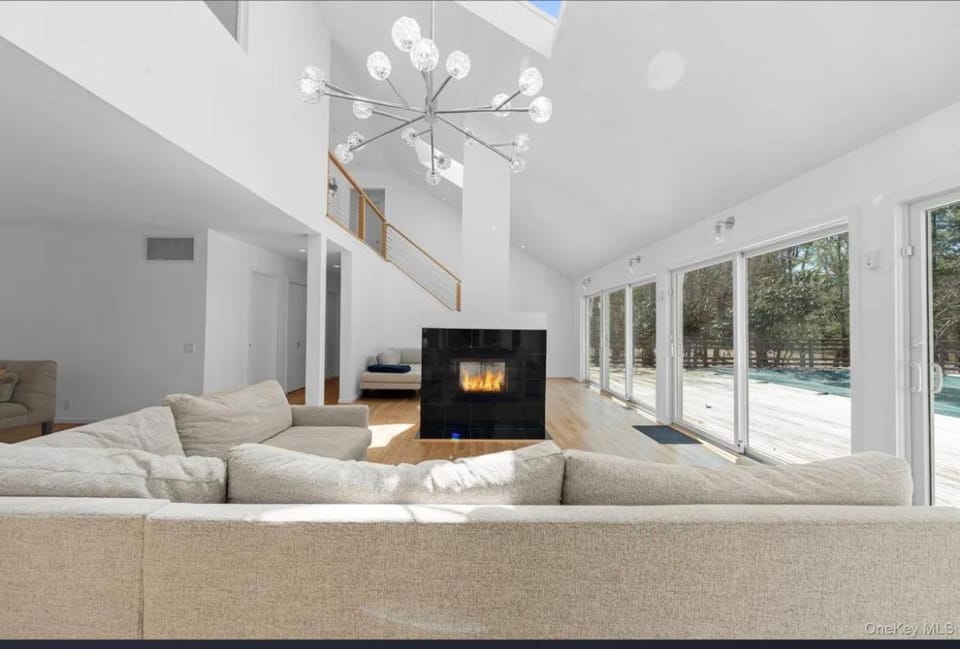 East Hampton 5BR Luxury Home with Heated Pool, Sauna Wine Room Near Beaches Stay House in The Hamptons