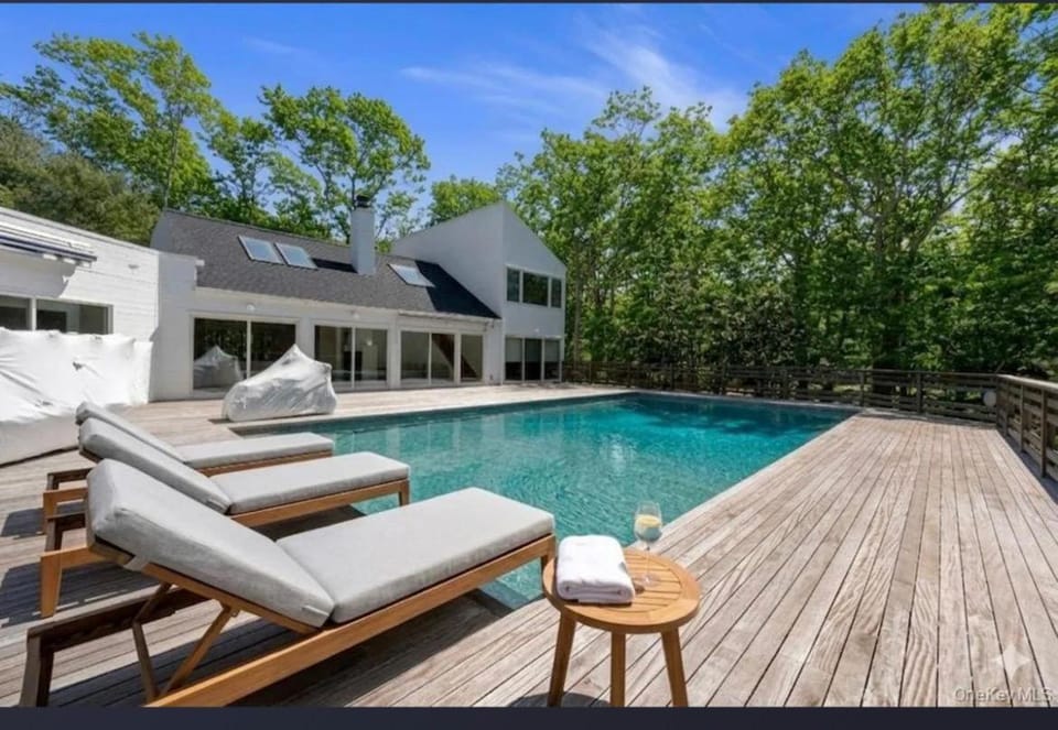 East Hampton 5BR Luxury Home with Heated Pool, Sauna Wine Room Near Beaches Stay House in The Hamptons