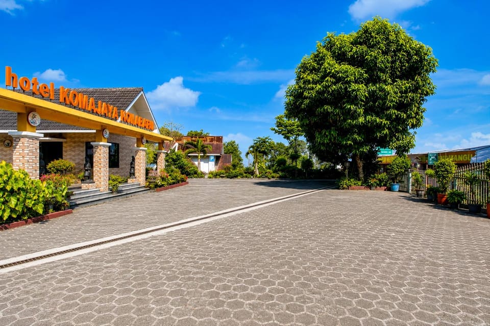 Property building, Facade/entrance, Garden