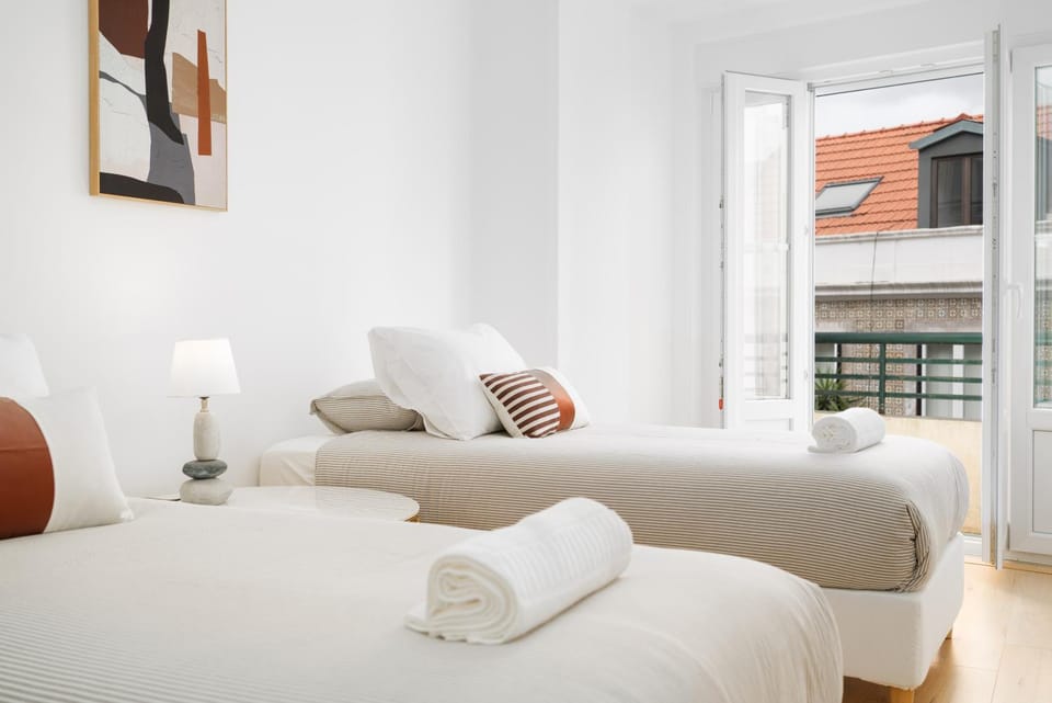 2EB- Beautifully Designed Lisbon Apartment in the Heart of the City, Bright, Stylish and Inviting Apartment in Lisbon