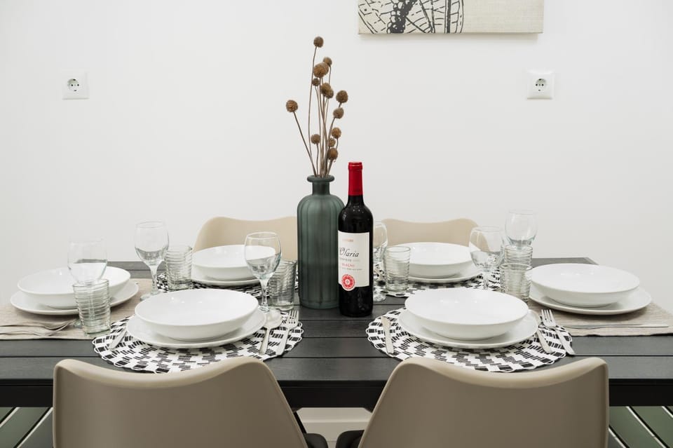 2EB- Beautifully Designed Lisbon Apartment in the Heart of the City, Bright, Stylish and Inviting Apartment in Lisbon