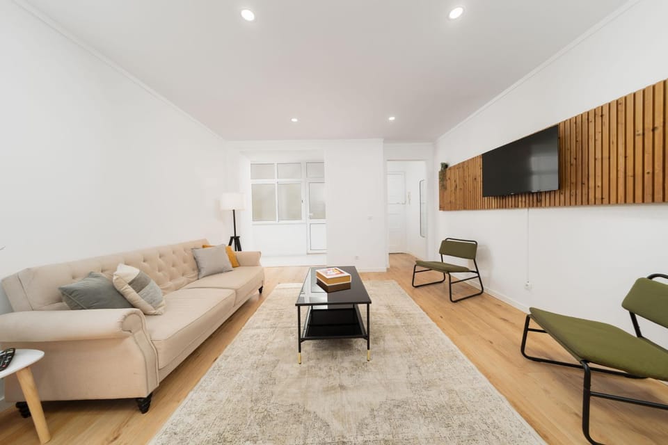 2EB- Beautifully Designed Lisbon Apartment in the Heart of the City, Bright, Stylish and Inviting Apartment in Lisbon