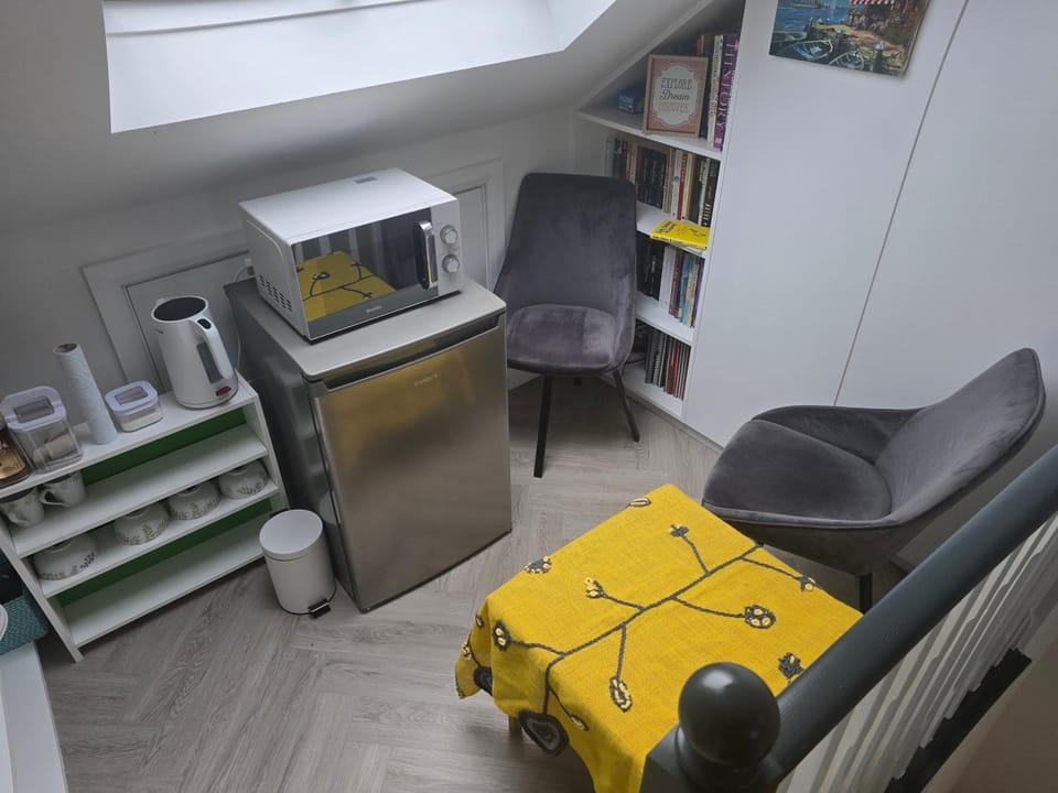 Kitchen or kitchenette, Seating area