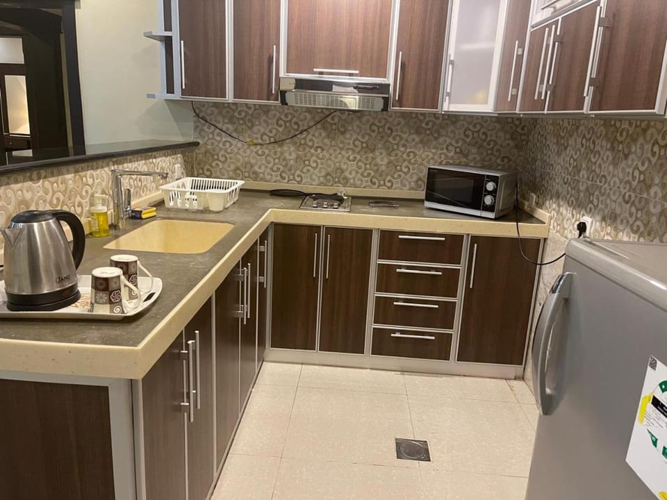 Coffee/tea facilities, Kitchen or kitchenette, stove