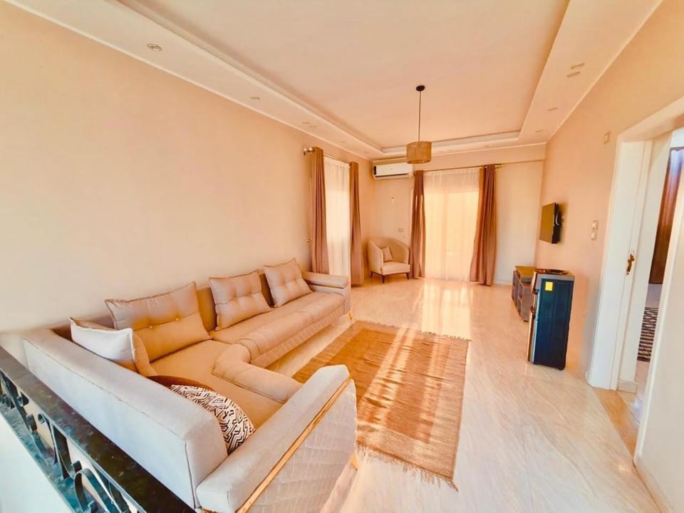 Bed, TV and multimedia, Living room, Photo of the whole room, Seating area, Bedroom, internet, wardrobe, air conditioner