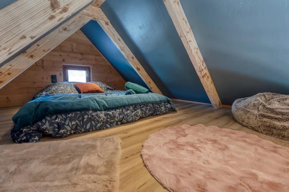 Photo of the whole room, Bedroom