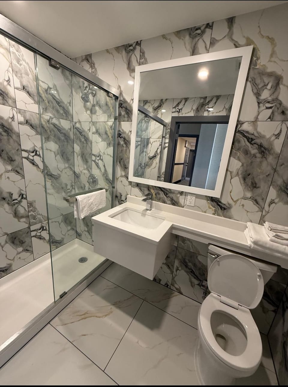 Skylux Hotel - Long Island City Hotel in Astoria