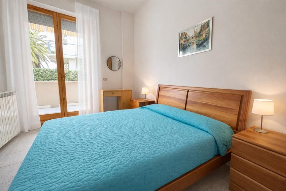 Bed, Photo of the whole room, wardrobe