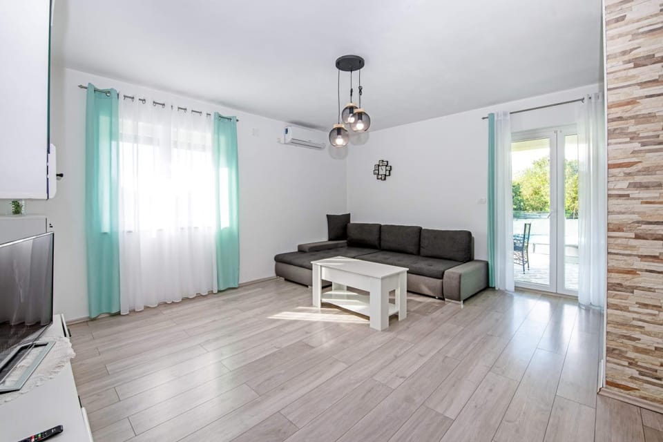 TV and multimedia, Seating area, air conditioner