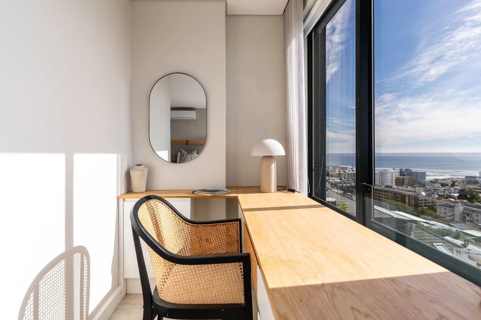 Beautiful Sea Views, Pool & BBQ - Iconic View Green Point Apartment in Cape Town
