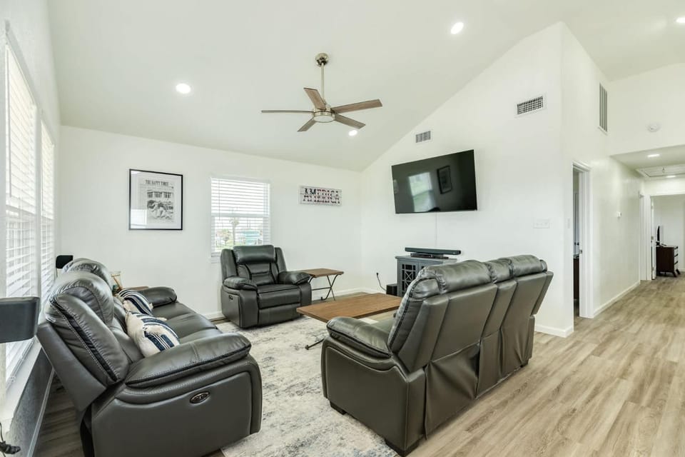 2026 Built Home Minutes to the Sand House in Surfside Beach