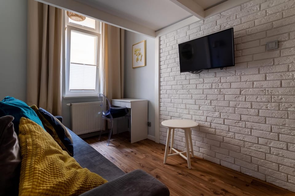 Communal lounge/ TV room, TV and multimedia, Living room, Photo of the whole room, Seating area, Evening entertainment, Bedroom, hair dresser