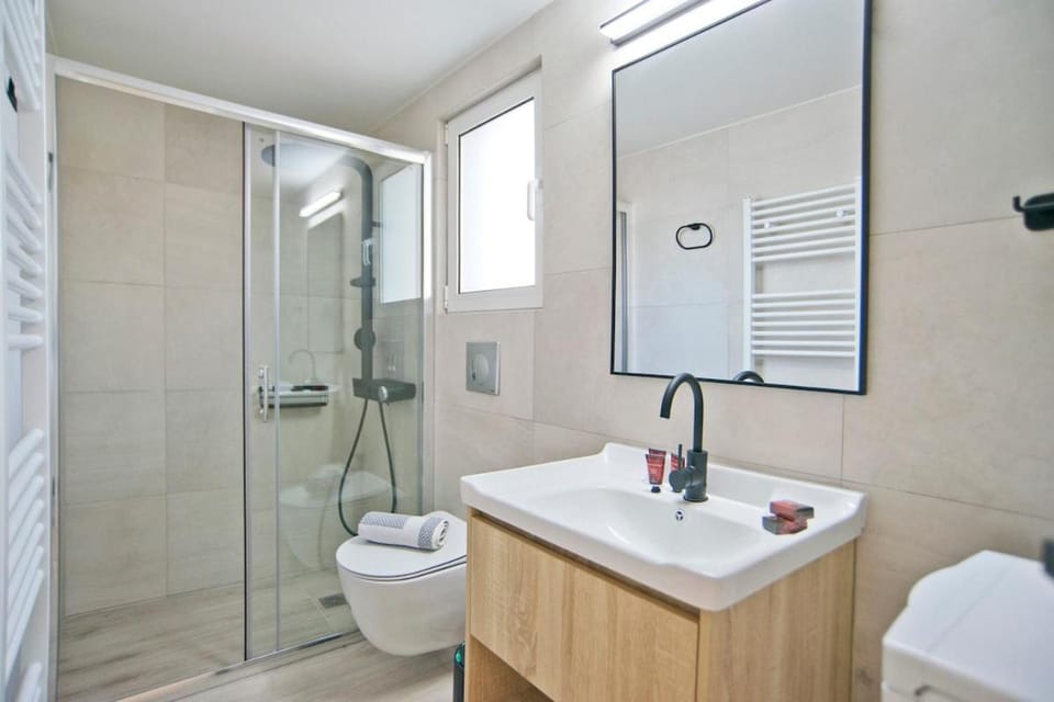 Riviera Sky Loft - Indoor Jet Spa Apartment in South Athens