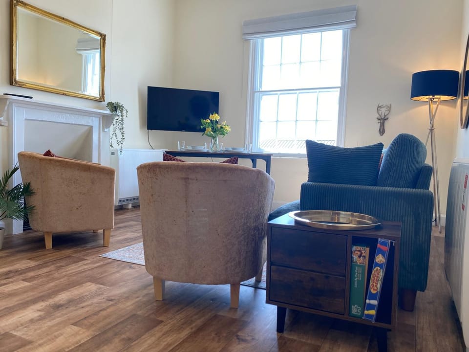 TV and multimedia, Living room, Seating area, Evening entertainment