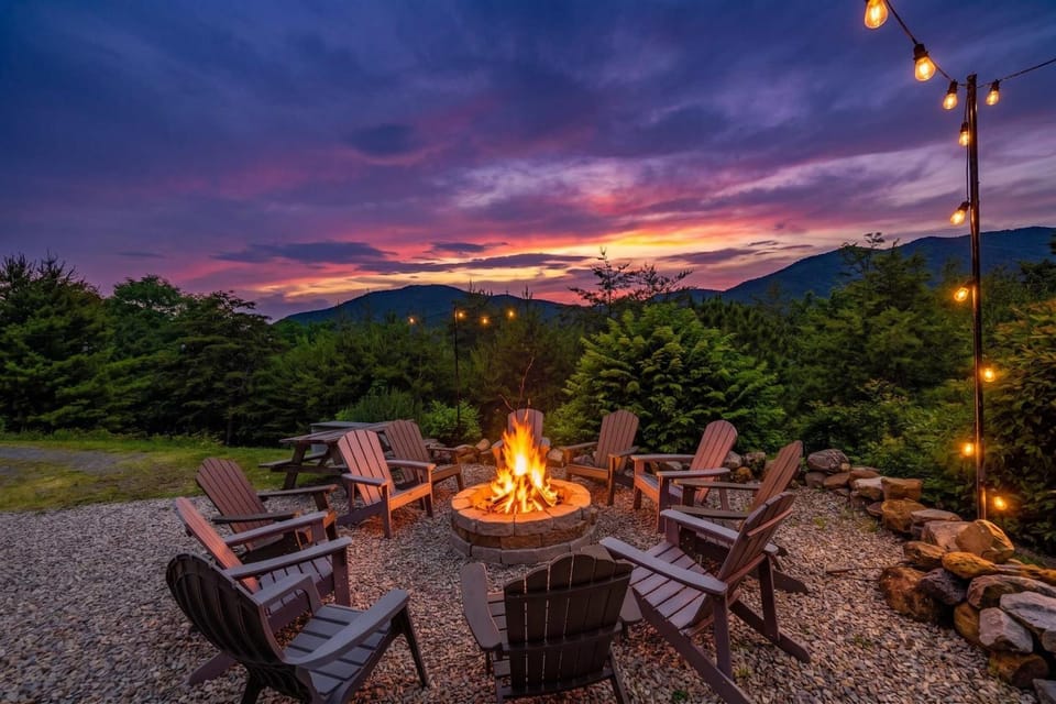 Secluded Retreat Endless Mtn Views Rushing Stream Chalet in Shenandoah Valley