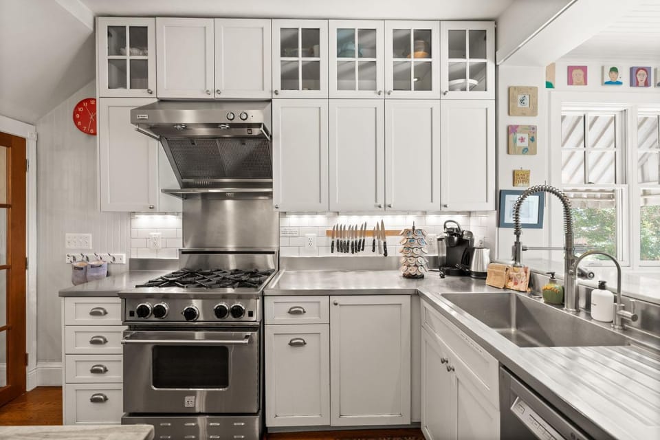 Hill East Barney Circle 2-BR Walk to METRO Stop House in District of Columbia