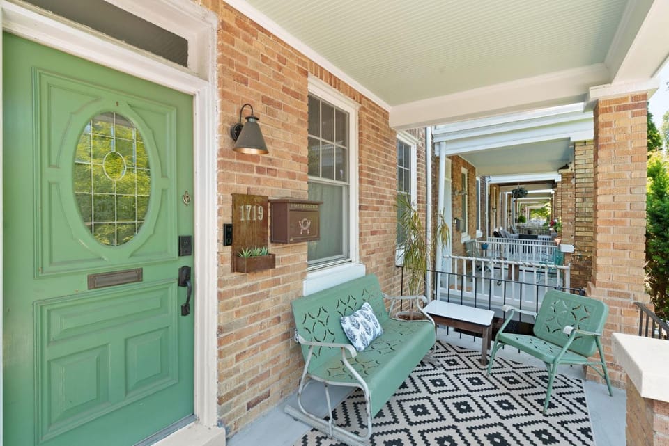 Hill East Barney Circle 2-BR Walk to METRO Stop House in District of Columbia