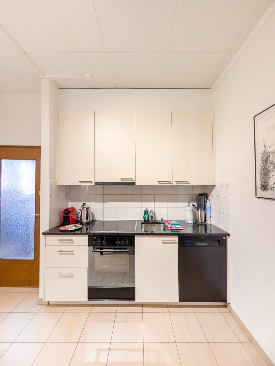 Coffee/tea facilities, Kitchen or kitchenette, dishwasher, oven, stove