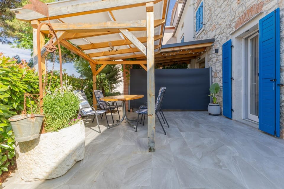 Property building, Patio, Balcony/Terrace