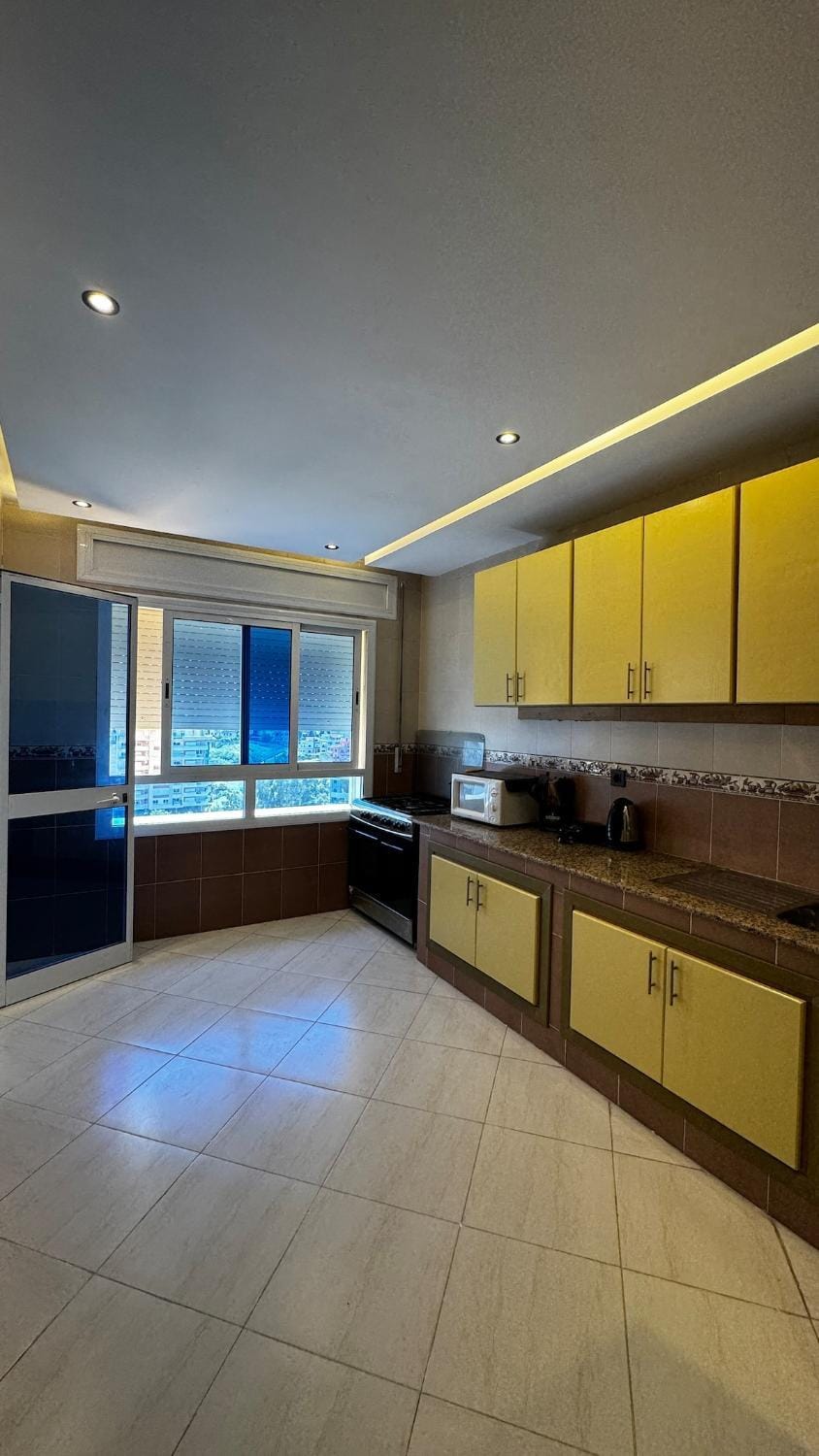 Sea View & Balcony, 3BR, Large Modern Apartment, City Center Apartment in Tangier