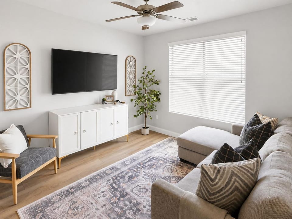 Communal lounge/ TV room, TV and multimedia, Living room, Seating area, Evening entertainment