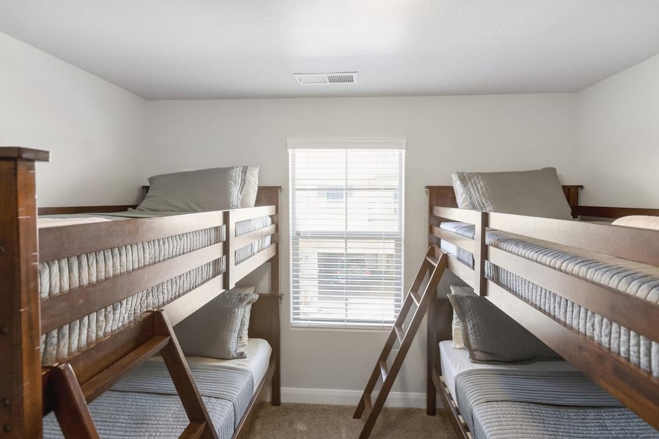 Bedroom, bunk bed
