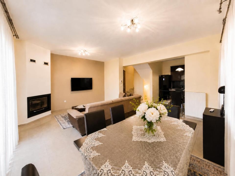 TV and multimedia, Seating area, Dining area, fireplace, air conditioner