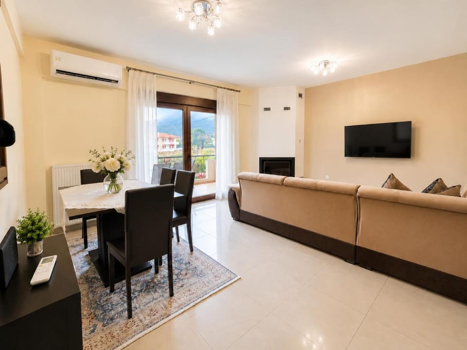 TV and multimedia, Seating area, Dining area, air conditioner