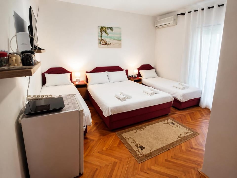 Bed, TV and multimedia, Bedroom, towels