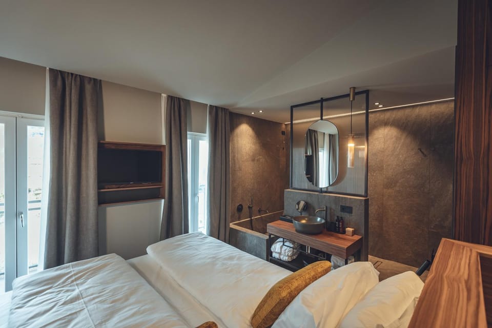 Bed, TV and multimedia, Photo of the whole room