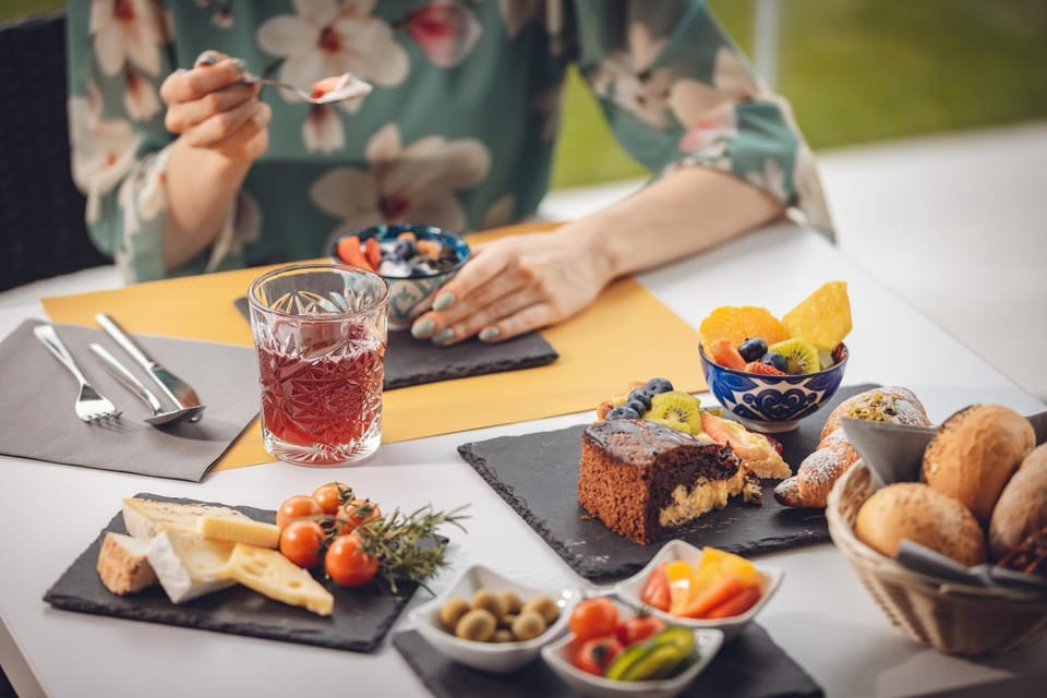 People, Food and drinks, Food, Breakfast, Continental breakfast, Buffet breakfast