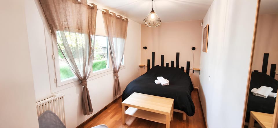 Bed, Photo of the whole room, Bedroom, internet, towels
