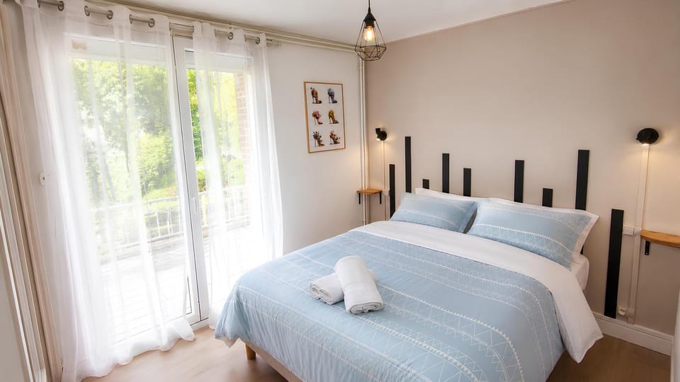 Bed, Photo of the whole room, Bedroom, towels