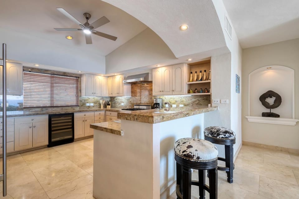 Seating area, kitchen