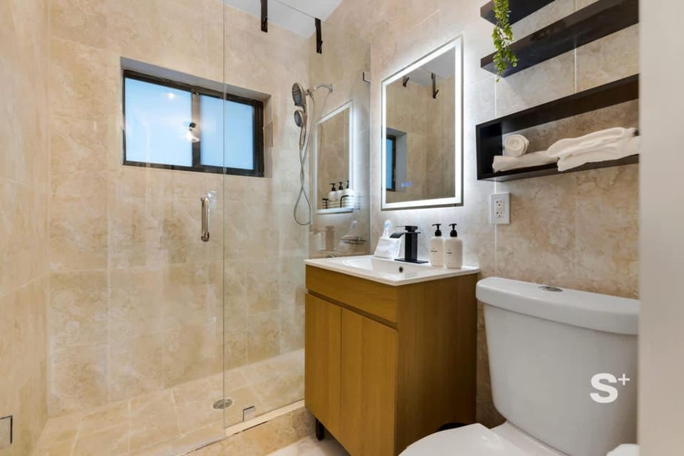 Shower, Toilet, Bathroom, towels