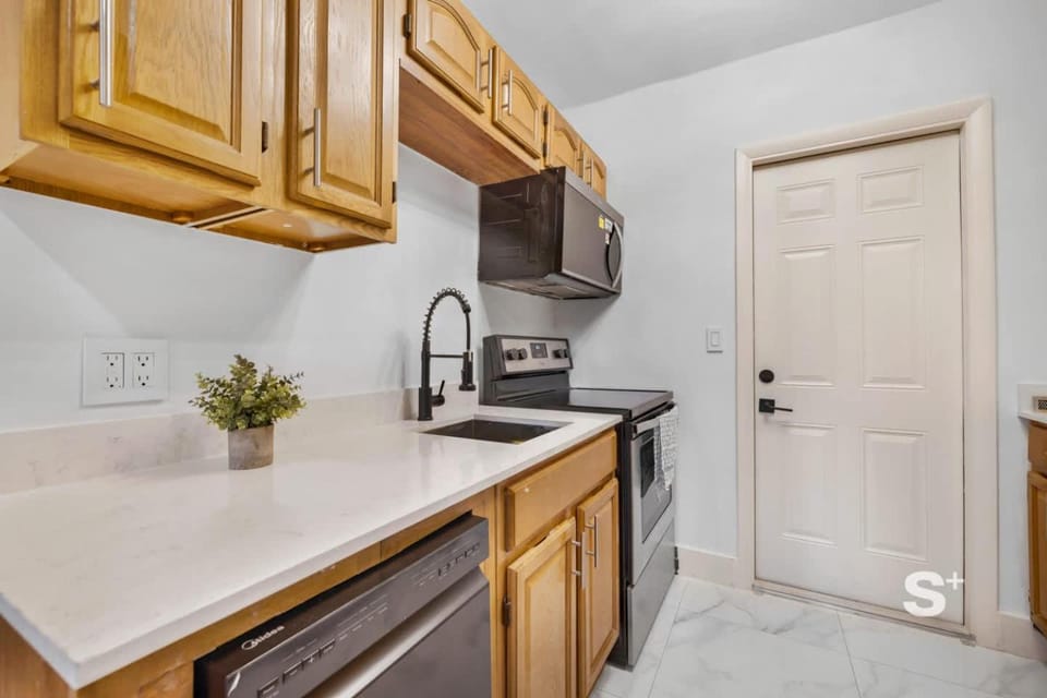 Kitchen or kitchenette, dishwasher, microwave, oven