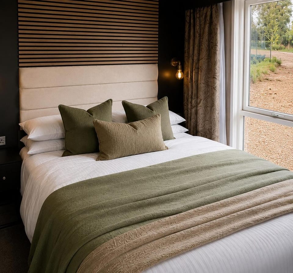 Luxury Glamping pod, En-Suite with Hot Tub House in Wales