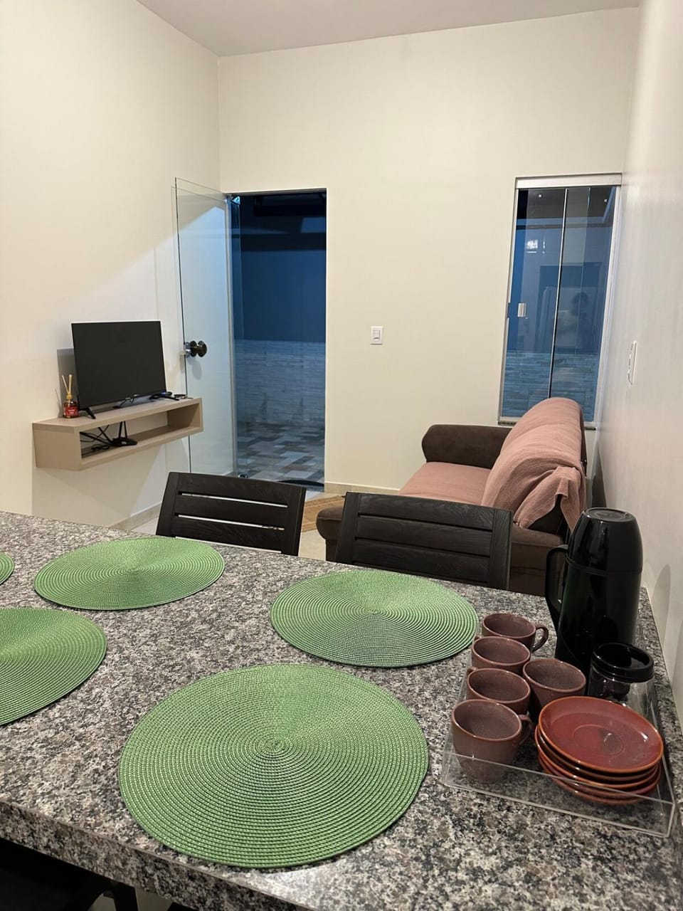 Apê completo, até 5 pessoas - Ar, WiFi e garagem Apartment in State of Goiás