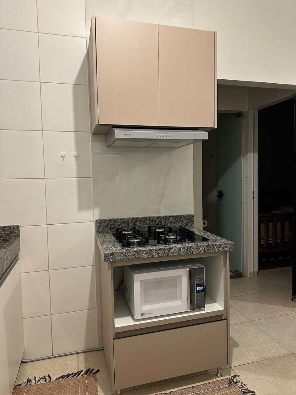 Apê completo, até 5 pessoas - Ar, WiFi e garagem Apartment in State of Goiás