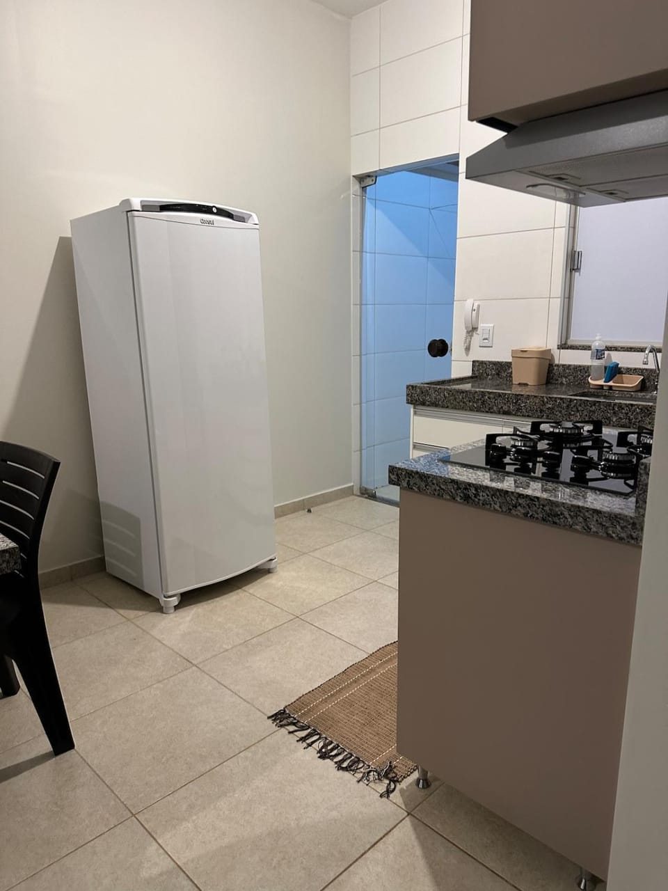 Apê completo, até 5 pessoas - Ar, WiFi e garagem Apartment in State of Goiás