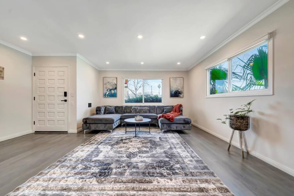 Family-friendly home w/ huge backyard & Hot Tub! House in West Hills