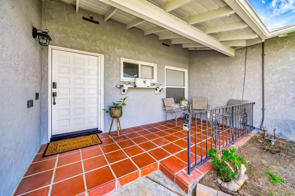 Family-friendly home w/ huge backyard & Hot Tub! House in West Hills